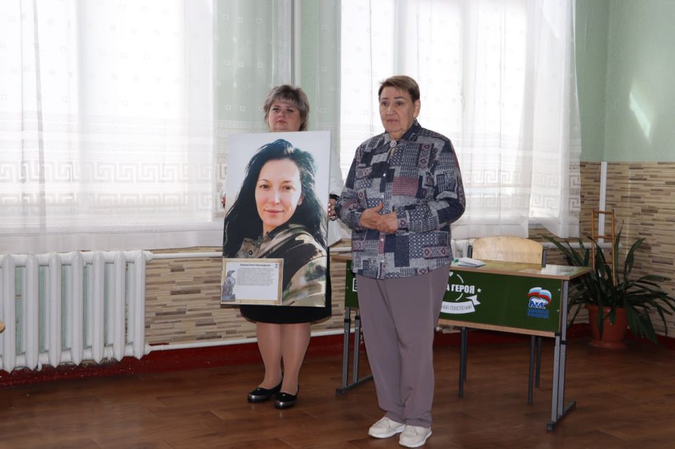 Единороссы передали портреты защитников Донбасса в школы и музеи республики Единороссы передали портреты защитников Донбасса в школы и музеи республики