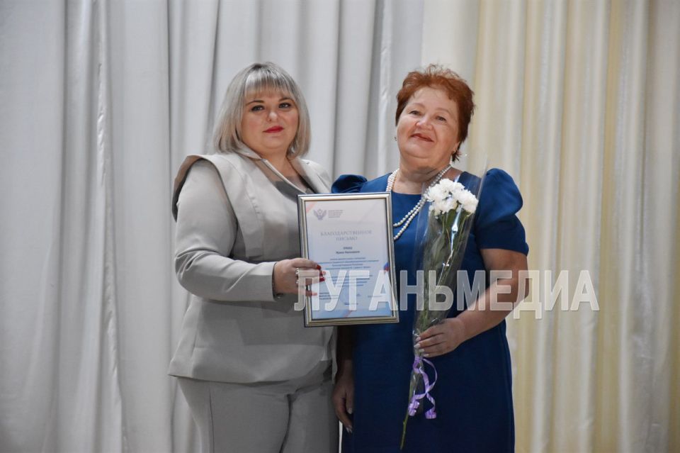 Накануне Дня учителя в Краснолучском дворце творчества детей и юношества состоялся праздничный концерт «Мудрость и вдохновение» Накануне Дня учителя в Краснолучском дворце творчества детей и юношества состоялся праздничный концерт «Мудрость и вдохновение»