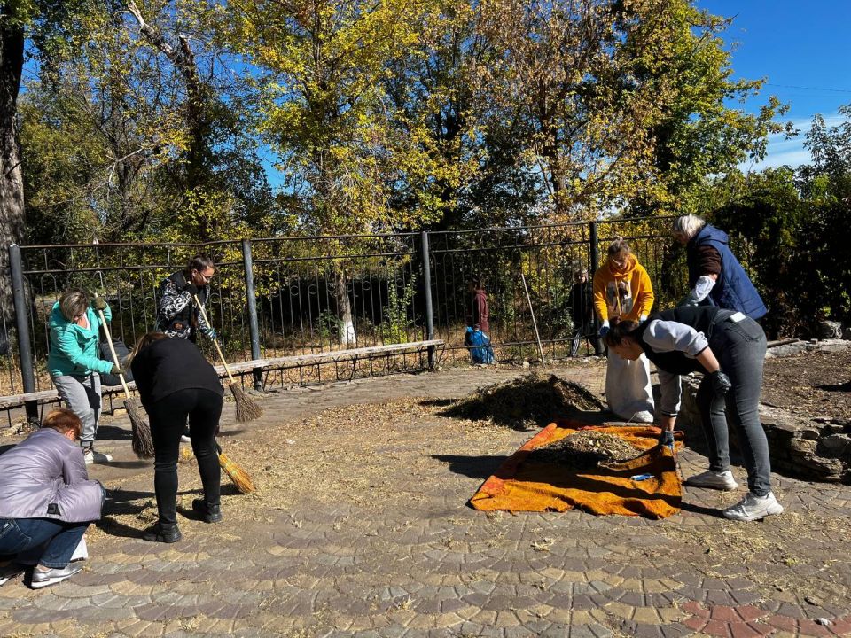 В поселке Новосветловка под патронажем партии «Единая Россия» состоялся субботник, приуроченный к предстоящему Дню поселка В поселке Новосветловка под патронажем партии «Единая Россия» состоялся субботник, приуроченный к предстоящему Дню поселка
