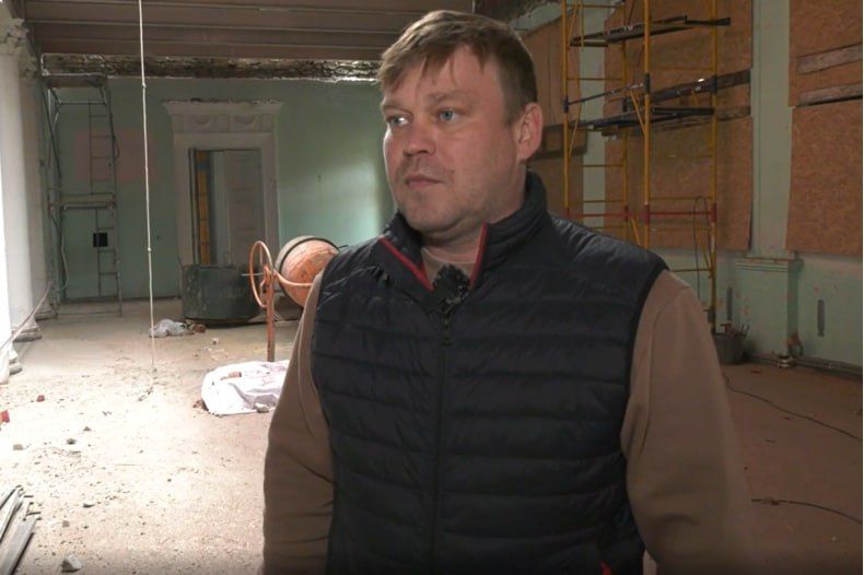 «Здание построено на бутовом фундаменте, и для предотвращения трещин по фасаду проводятся работы по его фиксации» – поясняет руководитель проекта Денис Блохин «Здание построено на бутовом фундаменте, и для предотвращения трещин по фасаду проводятся работы по его фиксации» – поясняет руководитель проекта Денис Блохин