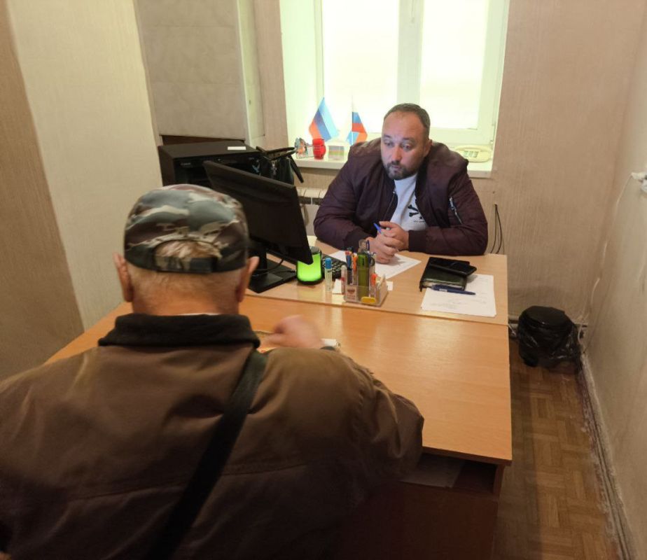 Депутат Совета городского округа город Лисичанск от партии КПРФ Александр Куринный провел прием граждан Депутат Совета городского округа город Лисичанск от партии КПРФ Александр Куринный провел прием граждан
