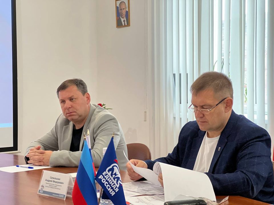 В общественной приемной Председателя партии «ЕДИНАЯ РОССИЯ» состоялся совместный прием граждан, который провели директор Территориального фонда обязательного медицинского страхования Луганской Народной Республики Рощин... В общественной приемной Председателя партии «ЕДИНАЯ РОССИЯ» состоялся совместный прием граждан, который провели директор Территориального фонда обязательного медицинского страхования Луганской Народной Республики Рощин...