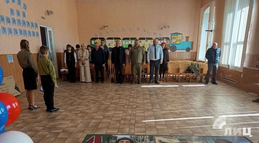 Парта Героя памяти военного корреспондента «Известий» Александра Федорчака, погибшего в марте 2025 года, открылась в средней школе села Новая Астрахань Кременского округа ЛНР Парта Героя памяти военного корреспондента «Известий» Александра Федорчака, погибшего в марте 2025 года, открылась в средней школе села Новая Астрахань Кременского округа ЛНР