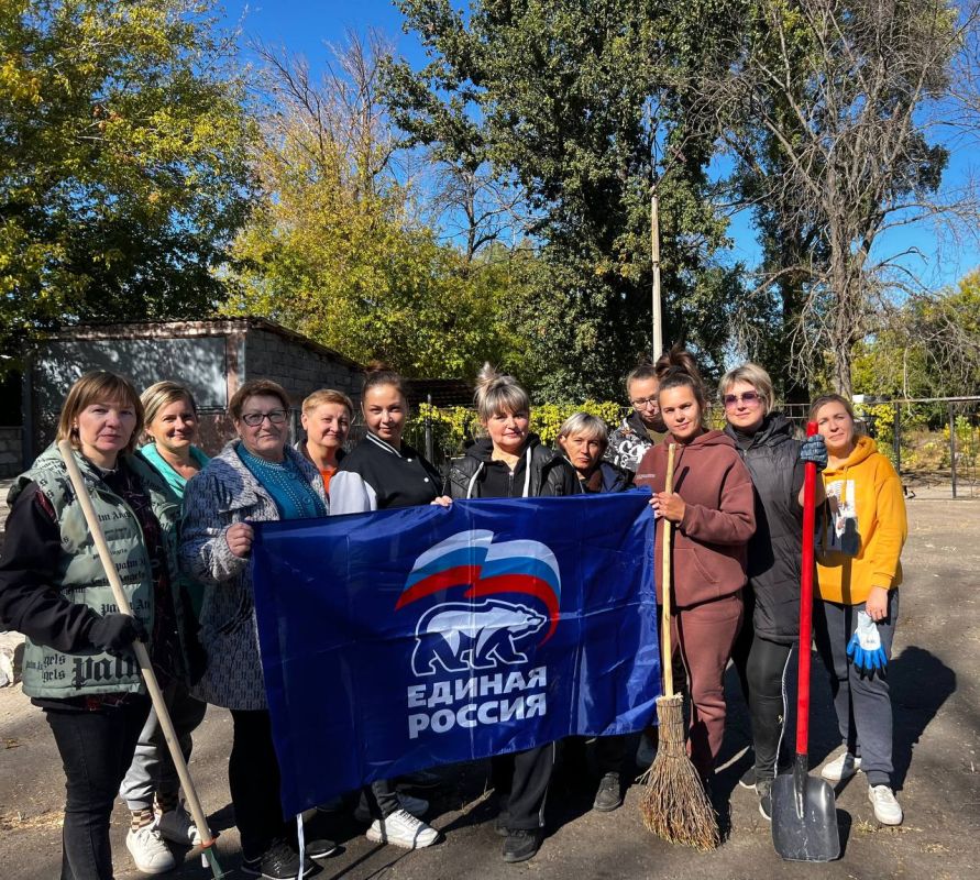 В поселке Новосветловка под патронажем партии «Единая Россия» состоялся субботник, приуроченный к предстоящему Дню поселка В поселке Новосветловка под патронажем партии «Единая Россия» состоялся субботник, приуроченный к предстоящему Дню поселка