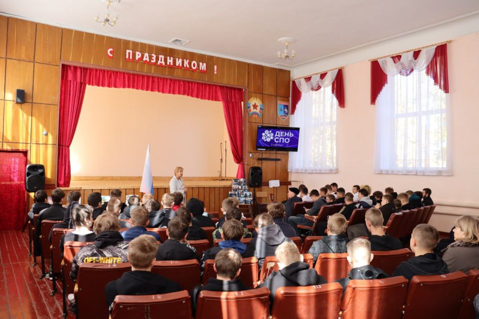 Стаханов отмечает 85 лет среднего профессионального образования Стаханов отмечает 85 лет среднего профессионального образования