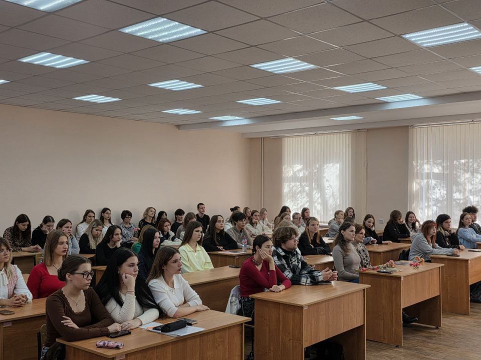 Ольга Бас: В преддверии Дня учителя имела удовольствие провести лекцию с будущими филологами и журналистами Луганского педагогического университета Ольга Бас: В преддверии Дня учителя имела удовольствие провести лекцию с будущими филологами и журналистами Луганского педагогического университета