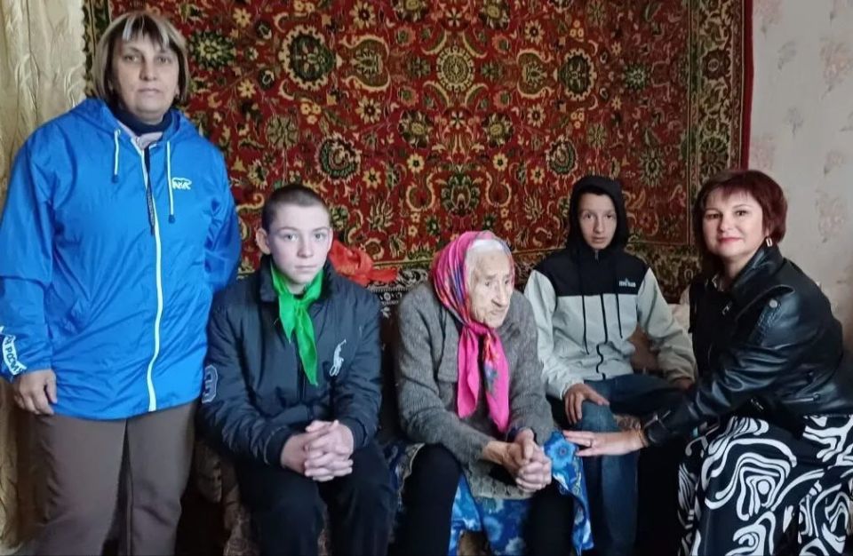 Активисты Дубовского первичного отделения №14 ВПП «Единая Россия» предоставили помощь жителю посёлка почтенного возраста Активисты Дубовского первичного отделения №14 ВПП «Единая Россия» предоставили помощь жителю посёлка почтенного возраста