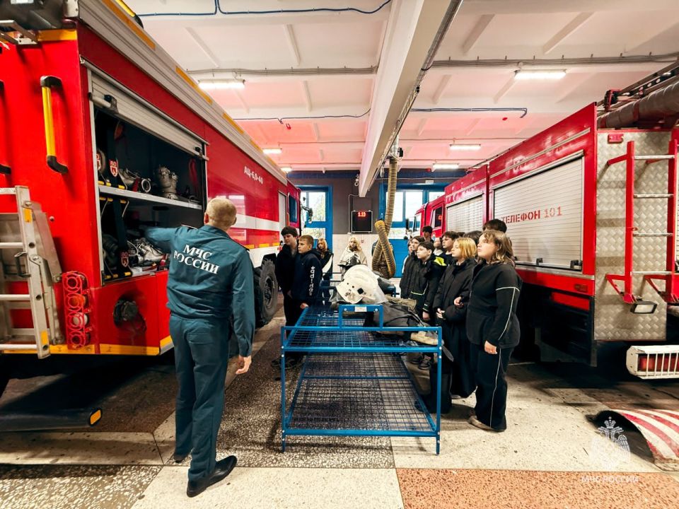 К Дню гражданской обороны: луганские школьники побывали в гостях у спасателей МЧС России К Дню гражданской обороны: луганские школьники побывали в гостях у спасателей МЧС России