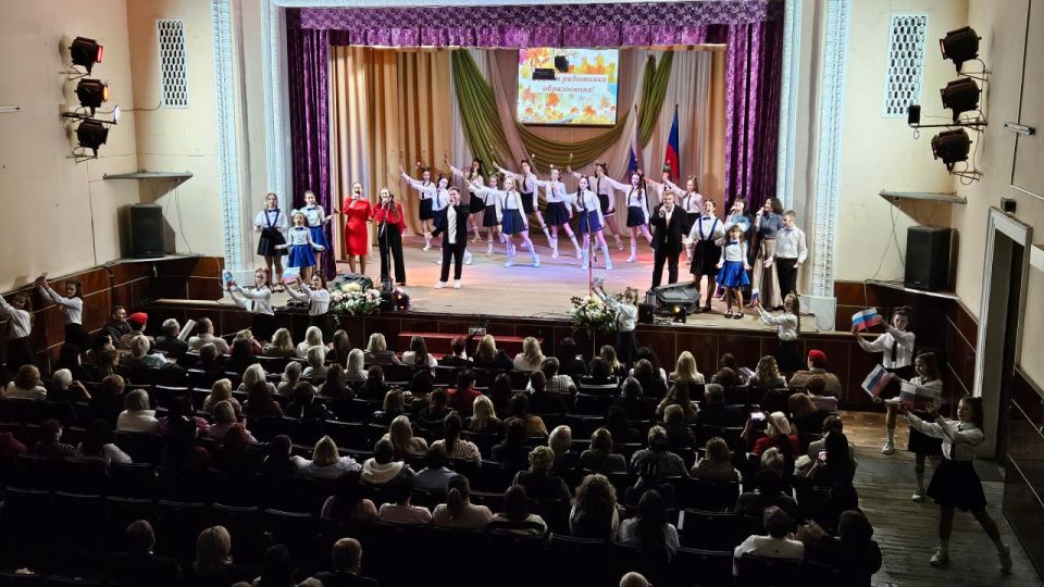 Торжественное мероприятие педагогической общественности Алчевска собрало в зале Алчевского центра детского и юношеского творчества представителей всех уровней образования: воспитателей детских садов, школьных учителей... Торжественное мероприятие педагогической общественности Алчевска собрало в зале Алчевского центра детского и юношеского творчества представителей всех уровней образования: воспитателей детских садов, школьных учителей...