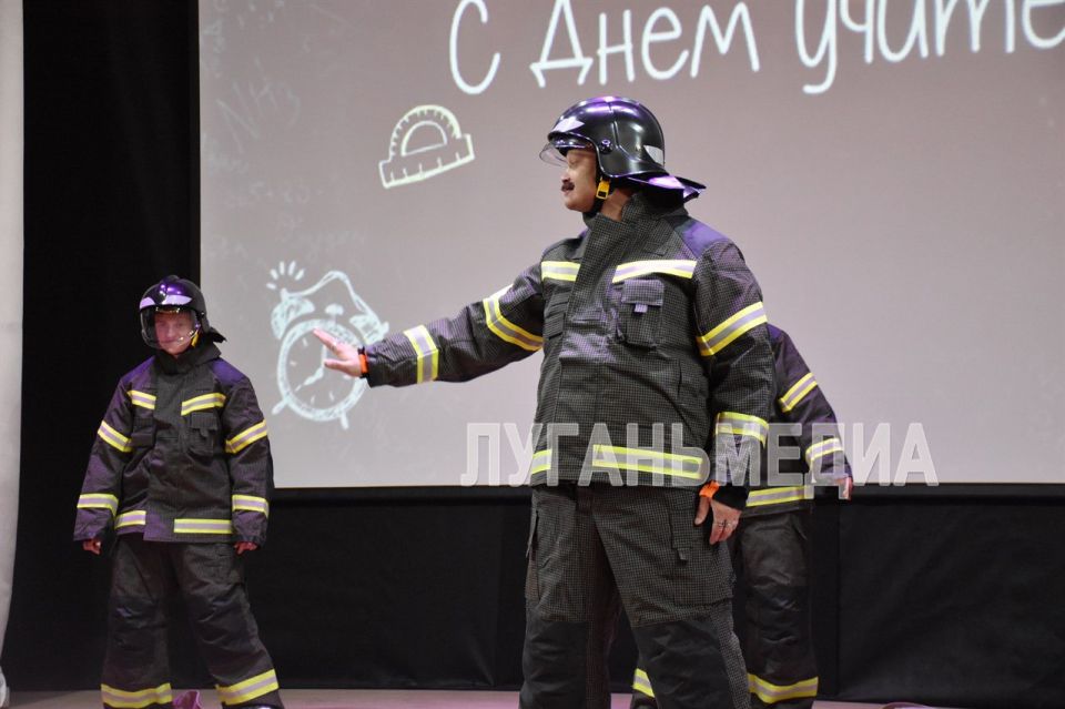 В Перевальске в преддверии профессионального праздника — Дня учителя — в районном Дворце культуры состоялся торжественный концерт В Перевальске в преддверии профессионального праздника — Дня учителя — в районном Дворце культуры состоялся торжественный концерт