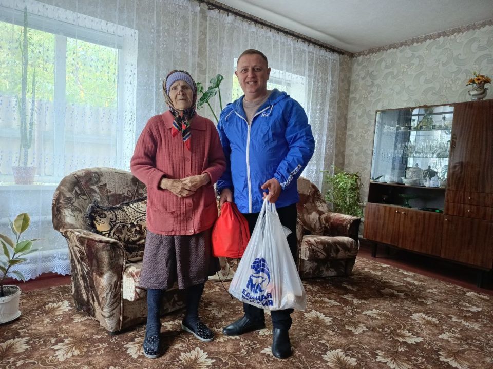 В День пожилого человека «Единая Россия» по всей ЛНР пришла на помощь старшему поколению В День пожилого человека «Единая Россия» по всей ЛНР пришла на помощь старшему поколению