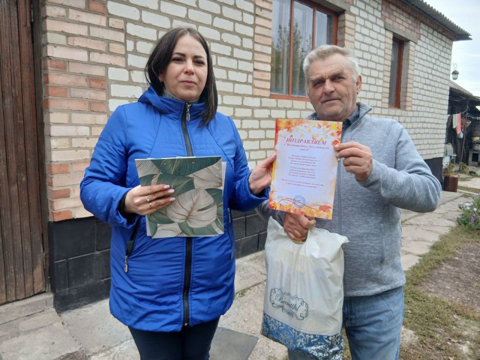 Сегодня, 1 октября, работники Петровского Дома культуры провели благотворительную акцию "Забота и внимание"- в поддержку пожилых людей.Поздравили с праздником участников художественной самодеятельности и бывших работников... Сегодня, 1 октября, работники Петровского Дома культуры провели благотворительную акцию "Забота и внимание"- в поддержку пожилых людей.Поздравили с праздником участников художественной самодеятельности и бывших работников...