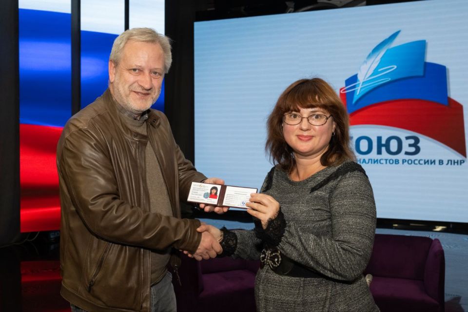Привез в Луганск сразу 48 членских билетов СЖР Привез в Луганск сразу 48 членских билетов СЖР