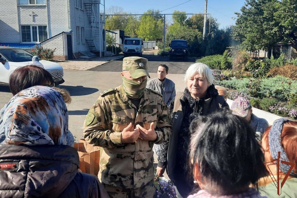 Ко Дню пожилого человека росгвардейцы оказали адресную помощь жителям ЛНР Ко Дню пожилого человека росгвардейцы оказали адресную помощь жителям ЛНР