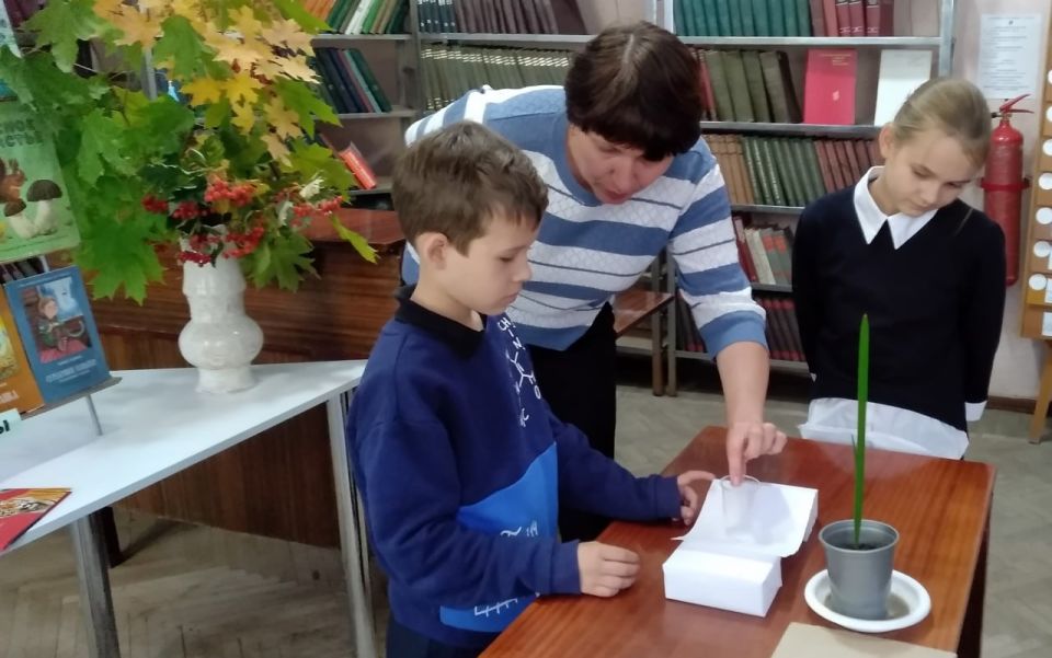 Второго октября третьеклассники Краснолучской школы № 11 посетили экологический урок в филиале №11 Краснолучской центральной городской библиотеки им. Н.К. Крупской. Заведующая филиалом рассказала ребятам о важности охраны... Второго октября третьеклассники Краснолучской школы № 11 посетили экологический урок в филиале №11 Краснолучской центральной городской библиотеки им. Н.К. Крупской. Заведующая филиалом рассказала ребятам о важности охраны...