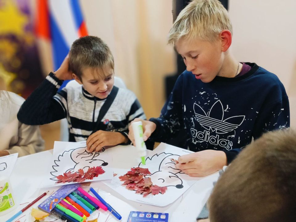 Мастер-класс по созданию «Ежика» из осенних листьев прошел в Александропольском СДК Мастер-класс по созданию «Ежика» из осенних листьев прошел в Александропольском СДК