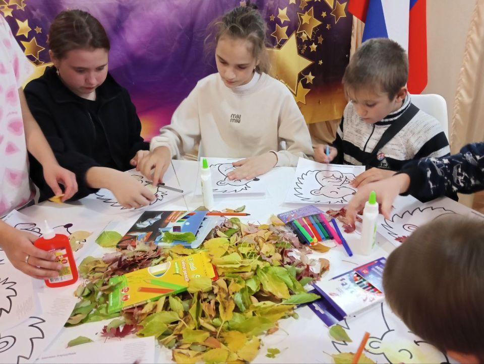 Мастер-класс по созданию «Ежика» из осенних листьев прошел в Александропольском СДК Мастер-класс по созданию «Ежика» из осенних листьев прошел в Александропольском СДК