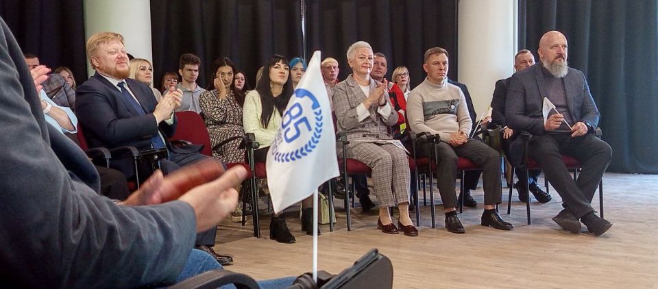 Сегодня в Луганске, в Доме молодежи, царила атмосфера праздника и гордости Сегодня в Луганске, в Доме молодежи, царила атмосфера праздника и гордости