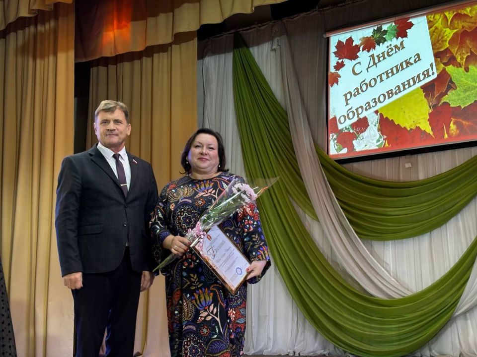 Роман Лысенко: Торжественное мероприятие педагогической общественности Алчевска собрало в зале Алчевского центра детского и юношеского творчества представителей всех уровней образования: воспитателей детских садов, школьных... Роман Лысенко: Торжественное мероприятие педагогической общественности Алчевска собрало в зале Алчевского центра детского и юношеского творчества представителей всех уровней образования: воспитателей детских садов, школьных...