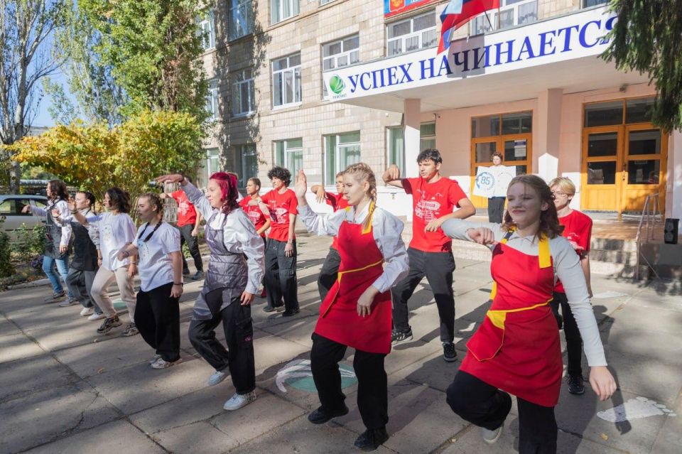 Студенты Луганского колледжа моды, парикмахерского искусства и компьютерных технологий провели флешмоб, приуроченный к празднованию 85-летия системы среднего профессионального образования Студенты Луганского колледжа моды, парикмахерского искусства и компьютерных технологий провели флешмоб, приуроченный к празднованию 85-летия системы среднего профессионального образования