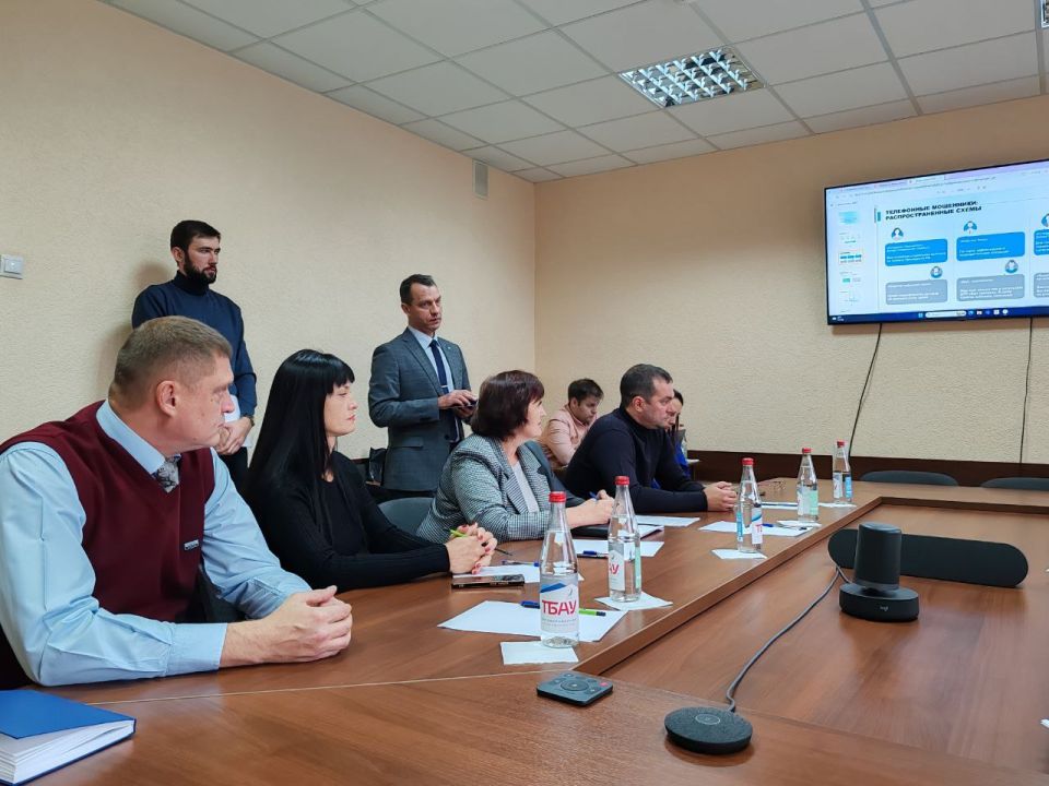 Сотрудники Минтранса ЛНР изучили ключевые аспекты цифровой грамотности и кибербезопасности в рамках лекции, подготовленной представителями Отделения Банка России и МВД по ЛНР Сотрудники Минтранса ЛНР изучили ключевые аспекты цифровой грамотности и кибербезопасности в рамках лекции, подготовленной представителями Отделения Банка России и МВД по ЛНР