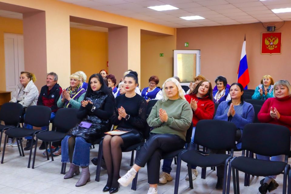 Поздравили участниц хора ветеранов Поздравили участниц хора ветеранов