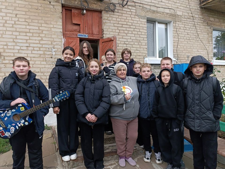 Учащиеся Малониколаевской средней школы поздравили ветеранов педагогического труда Учащиеся Малониколаевской средней школы поздравили ветеранов педагогического труда