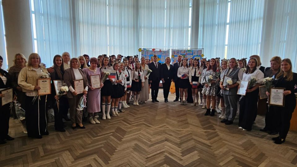 Роман Лысенко: Торжественное мероприятие педагогической общественности Алчевска собрало в зале Алчевского центра детского и юношеского творчества представителей всех уровней образования: воспитателей детских садов, школьных... Роман Лысенко: Торжественное мероприятие педагогической общественности Алчевска собрало в зале Алчевского центра детского и юношеского творчества представителей всех уровней образования: воспитателей детских садов, школьных...