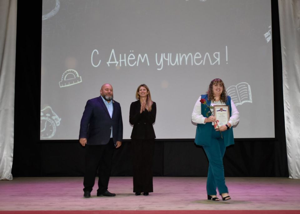 В атмосфере тепла и уважения в Перевальском районном ДК прошло торжественное мероприятие, посвященное Дню учителя В атмосфере тепла и уважения в Перевальском районном ДК прошло торжественное мероприятие, посвященное Дню учителя