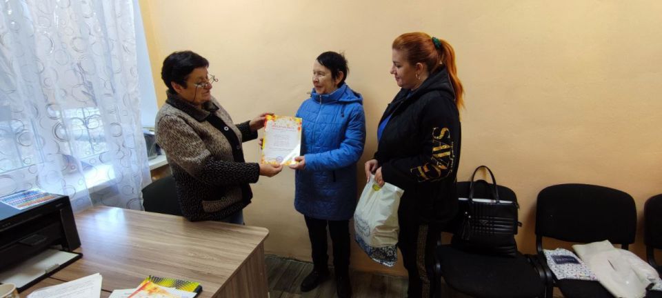 Сегодня, 1 октября, работники Петровского Дома культуры провели благотворительную акцию "Забота и внимание"- в поддержку пожилых людей.Поздравили с праздником участников художественной самодеятельности и бывших работников... Сегодня, 1 октября, работники Петровского Дома культуры провели благотворительную акцию "Забота и внимание"- в поддержку пожилых людей.Поздравили с праздником участников художественной самодеятельности и бывших работников...