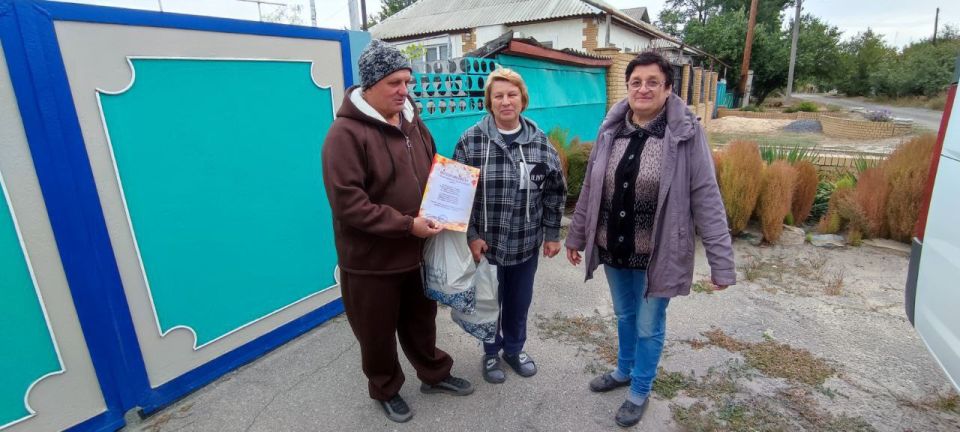Сегодня, 1 октября, работники Петровского Дома культуры провели благотворительную акцию "Забота и внимание"- в поддержку пожилых людей.Поздравили с праздником участников художественной самодеятельности и бывших работников... Сегодня, 1 октября, работники Петровского Дома культуры провели благотворительную акцию "Забота и внимание"- в поддержку пожилых людей.Поздравили с праздником участников художественной самодеятельности и бывших работников...