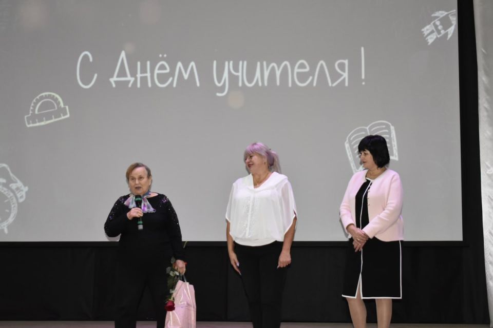 В атмосфере тепла и уважения в Перевальском районном ДК прошло торжественное мероприятие, посвященное Дню учителя В атмосфере тепла и уважения в Перевальском районном ДК прошло торжественное мероприятие, посвященное Дню учителя