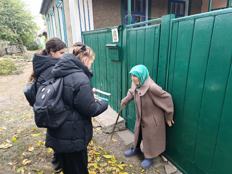 Учащиеся Малониколаевской средней школы поздравили ветеранов педагогического труда Учащиеся Малониколаевской средней школы поздравили ветеранов педагогического труда
