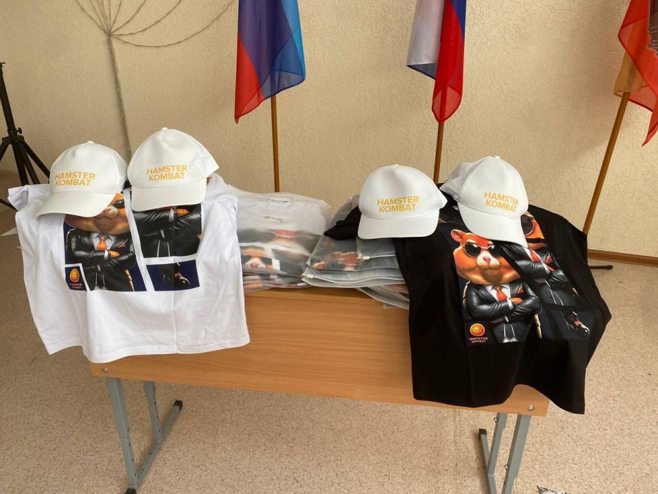 Молодежь ЛНР получила футболки для флешмобов с Алтая Молодежь ЛНР получила футболки для флешмобов с Алтая