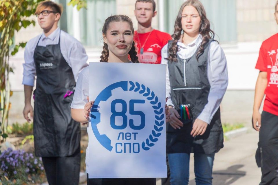 Студенты Луганского колледжа моды, парикмахерского искусства и компьютерных технологий провели флешмоб, приуроченный к празднованию 85-летия системы среднего профессионального образования Студенты Луганского колледжа моды, парикмахерского искусства и компьютерных технологий провели флешмоб, приуроченный к празднованию 85-летия системы среднего профессионального образования