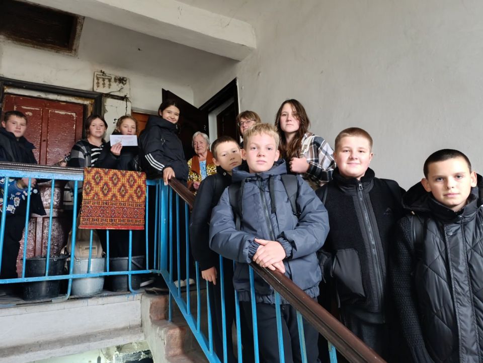Учащиеся Малониколаевской средней школы поздравили ветеранов педагогического труда Учащиеся Малониколаевской средней школы поздравили ветеранов педагогического труда