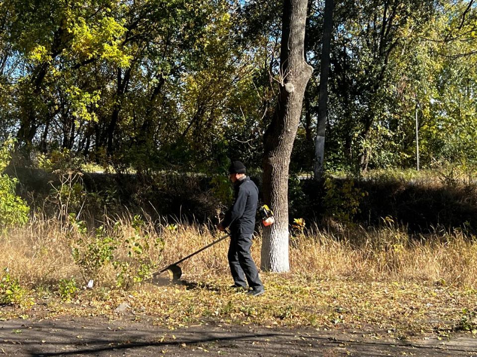 В поселке Новосветловка под патронажем партии «Единая Россия» состоялся субботник, приуроченный к предстоящему Дню поселка В поселке Новосветловка под патронажем партии «Единая Россия» состоялся субботник, приуроченный к предстоящему Дню поселка