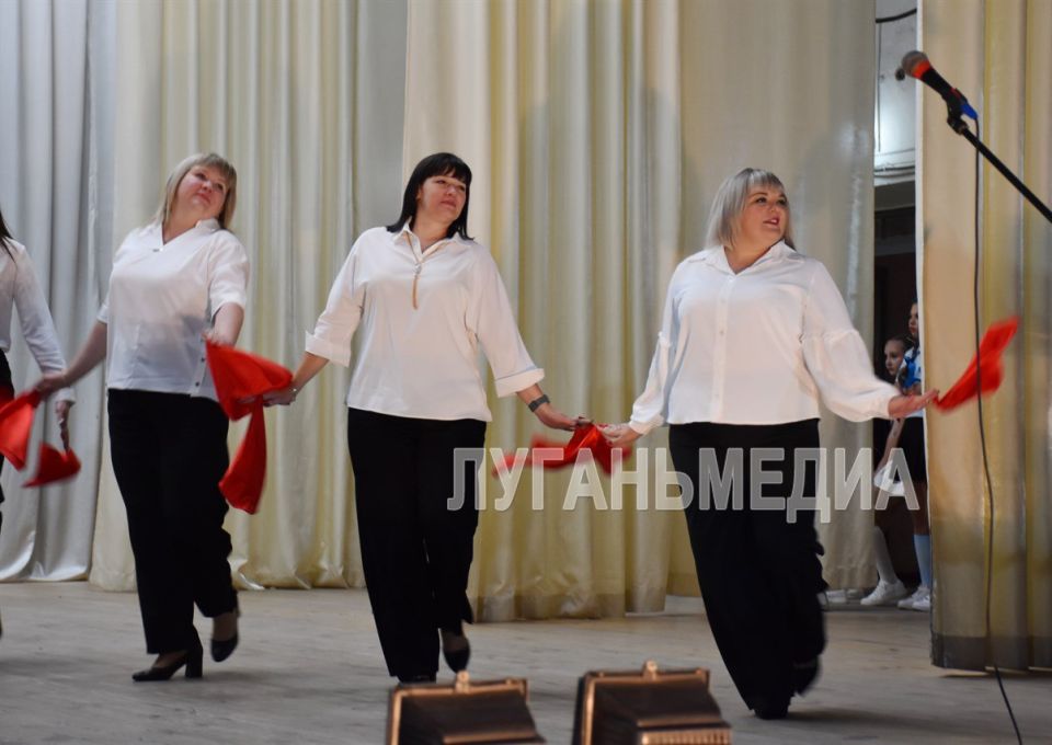 Накануне Дня учителя в Краснолучском дворце творчества детей и юношества состоялся праздничный концерт «Мудрость и вдохновение» Накануне Дня учителя в Краснолучском дворце творчества детей и юношества состоялся праздничный концерт «Мудрость и вдохновение»