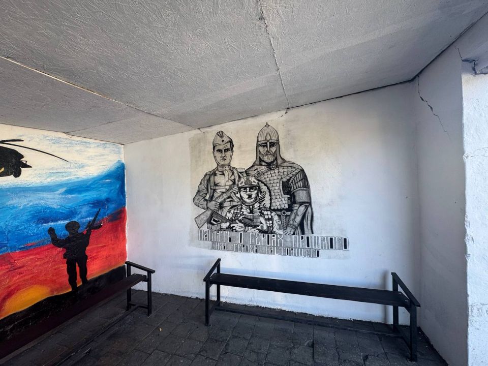 Сотрудники отдела жизнеобеспечения пгт Кленовый совместно с военнослужащими провели запланированные работы по благоустройству остановки общественного транспорта Сотрудники отдела жизнеобеспечения пгт Кленовый совместно с военнослужащими провели запланированные работы по благоустройству остановки общественного транспорта