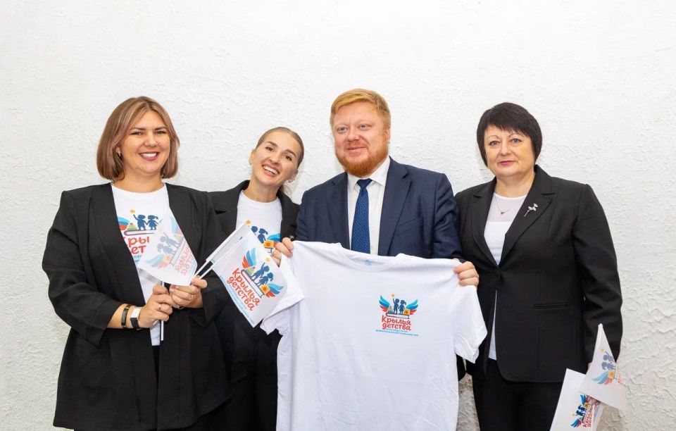 В Луганске наградили активных педагогов и воспитателей В Луганске наградили активных педагогов и воспитателей