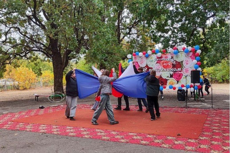 В пгт Ленинский прошло праздничное мероприятие, посвящённое сразу нескольким знаменательным датам В пгт Ленинский прошло праздничное мероприятие, посвящённое сразу нескольким знаменательным датам