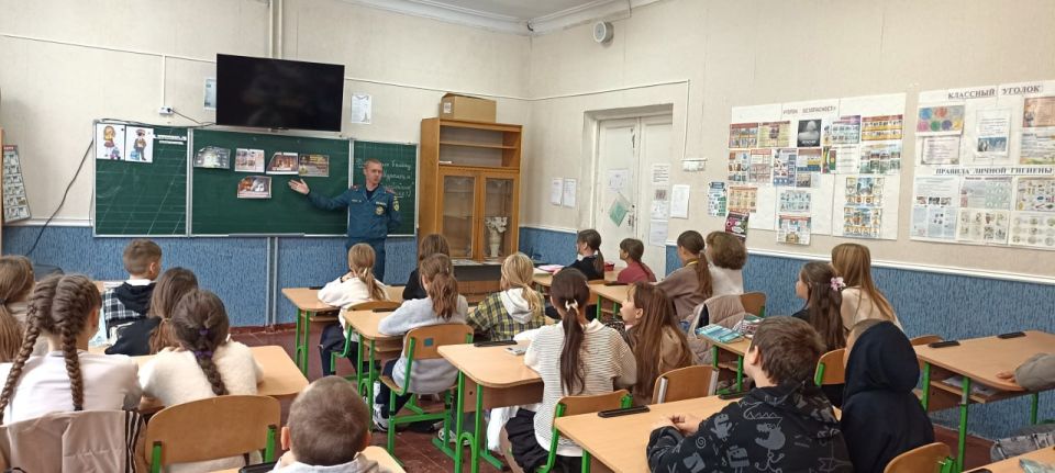 В рамках «Дня гражданской обороны» сотрудники МЧС России провели профилактическое мероприятие для учащихся ГБОУ ЛНР «Рубежанская ОШ № 3» В рамках «Дня гражданской обороны» сотрудники МЧС России провели профилактическое мероприятие для учащихся ГБОУ ЛНР «Рубежанская ОШ № 3»
