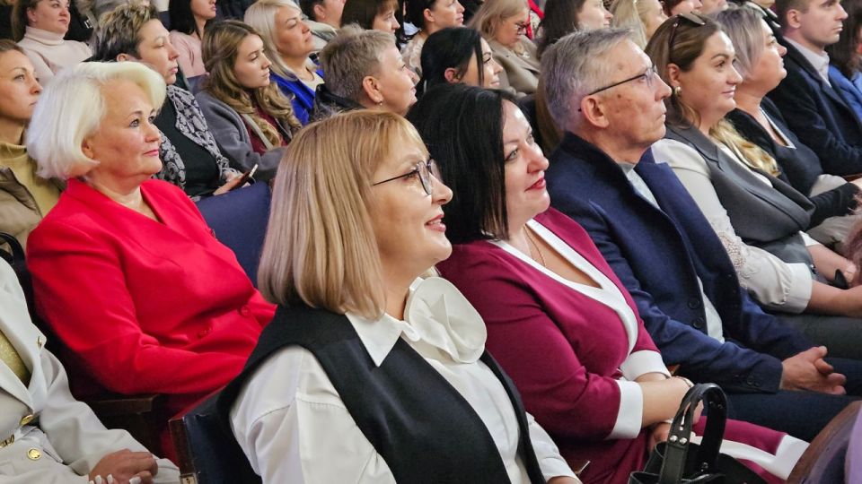 Светлана Гребенькова: Ода Учителю Вместе с Министром образования и науки Луганской Народной Республики Иваном Сергеевичем Кусовым и председателем Совета городского округа Романом Григорьевичем Лысенко приняли участие в... Светлана Гребенькова: Ода Учителю Вместе с Министром образования и науки Луганской Народной Республики Иваном Сергеевичем Кусовым и председателем Совета городского округа Романом Григорьевичем Лысенко приняли участие в...