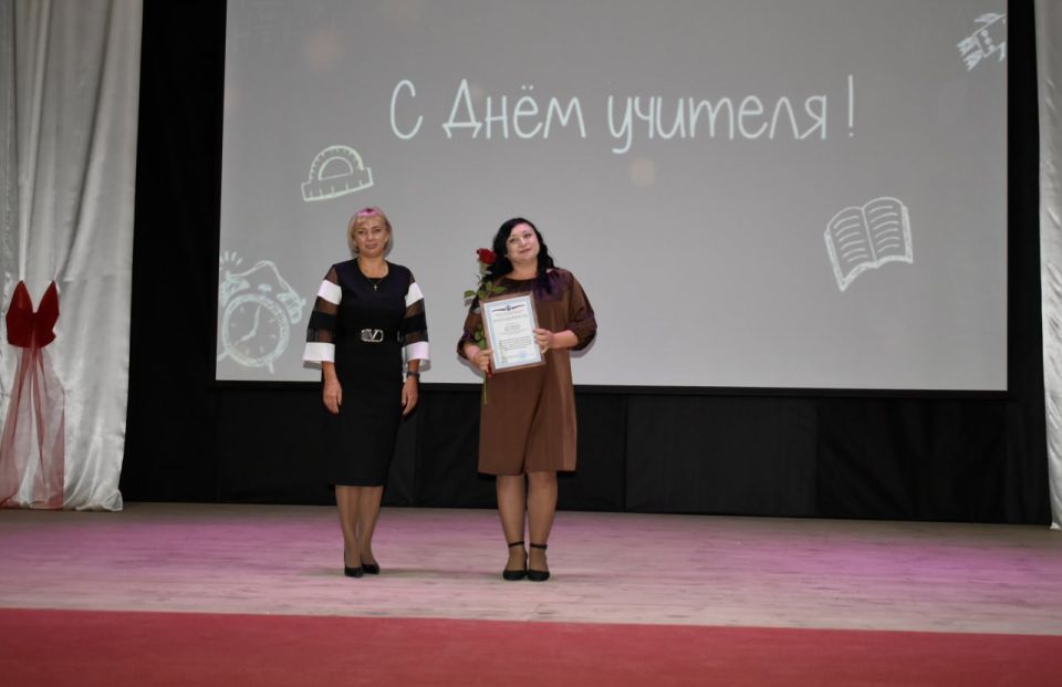 В атмосфере тепла и уважения в Перевальском районном ДК прошло торжественное мероприятие, посвященное Дню учителя В атмосфере тепла и уважения в Перевальском районном ДК прошло торжественное мероприятие, посвященное Дню учителя