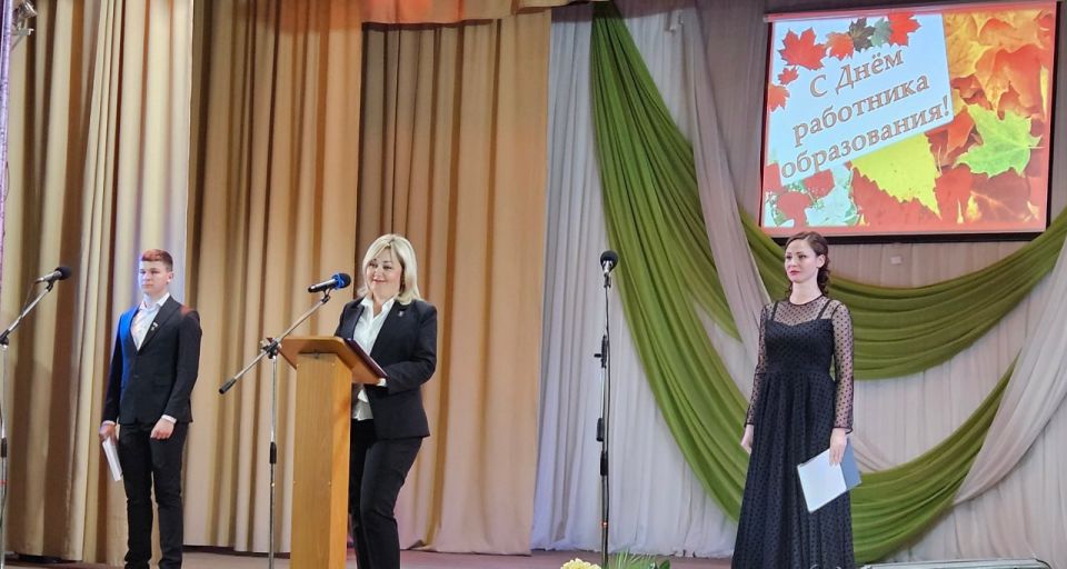 Светлана Гребенькова: Ода Учителю Вместе с Министром образования и науки Луганской Народной Республики Иваном Сергеевичем Кусовым и председателем Совета городского округа Романом Григорьевичем Лысенко приняли участие в... Светлана Гребенькова: Ода Учителю Вместе с Министром образования и науки Луганской Народной Республики Иваном Сергеевичем Кусовым и председателем Совета городского округа Романом Григорьевичем Лысенко приняли участие в...