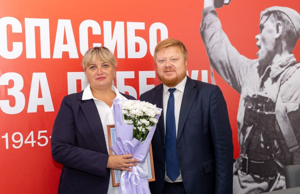 В Луганске наградили активных педагогов и воспитателей В Луганске наградили активных педагогов и воспитателей