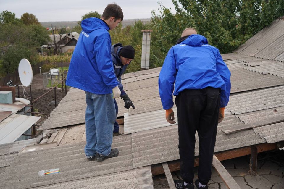 В День пожилого человека активисты Луганского регионального отделения Молодой Гвардии Единой России совместно с добровольцами Всероссийского студенческого корпуса спасателей помогли жительнице Луганска Елене Григорьевне... В День пожилого человека активисты Луганского регионального отделения Молодой Гвардии Единой России совместно с добровольцами Всероссийского студенческого корпуса спасателей помогли жительнице Луганска Елене Григорьевне...