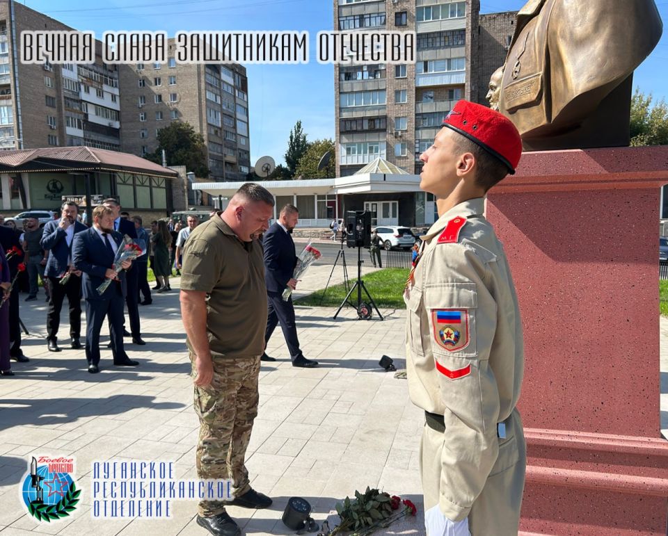 9 сентября в Луганске прошла торжественная церемония открытия Аллеи Российской Славы в реконструированном сквере Славы 9 сентября в Луганске прошла торжественная церемония открытия Аллеи Российской Славы в реконструированном сквере Славы