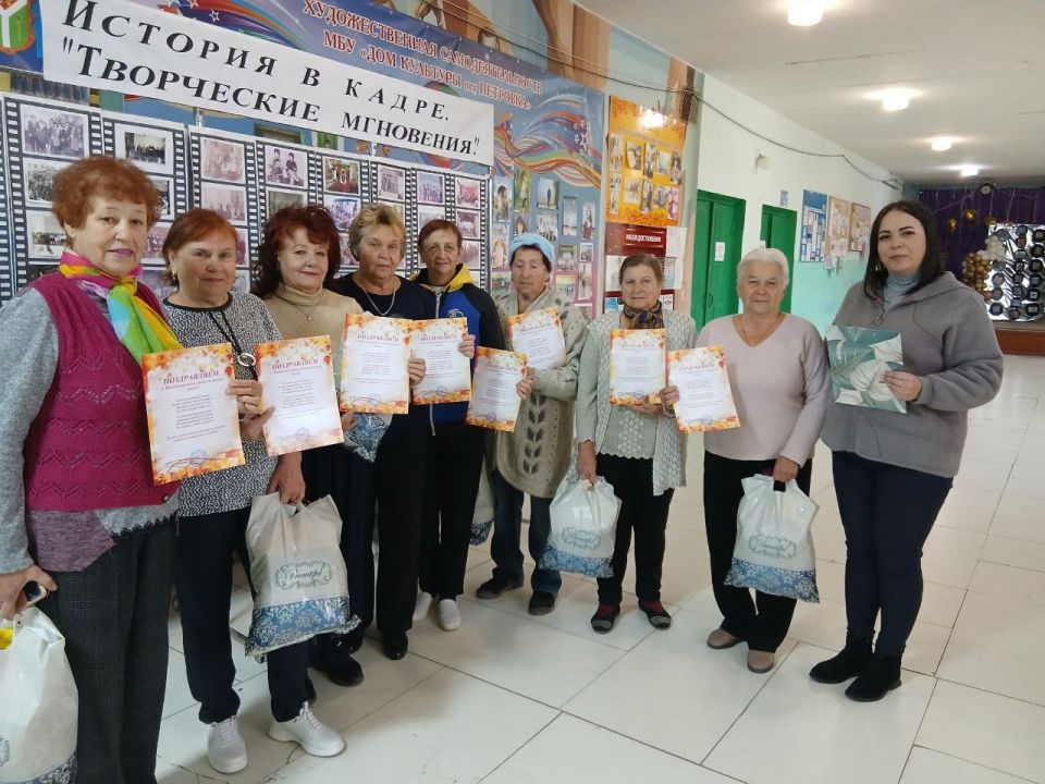 Сегодня, 1 октября, работники Петровского Дома культуры провели благотворительную акцию "Забота и внимание"- в поддержку пожилых людей.Поздравили с праздником участников художественной самодеятельности и бывших работников... Сегодня, 1 октября, работники Петровского Дома культуры провели благотворительную акцию "Забота и внимание"- в поддержку пожилых людей.Поздравили с праздником участников художественной самодеятельности и бывших работников...