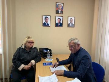 Прием граждан провел депутат Совета городского округа Виктор Андреев